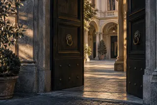 Portone aperto verso il cortile di un palazzo italiano