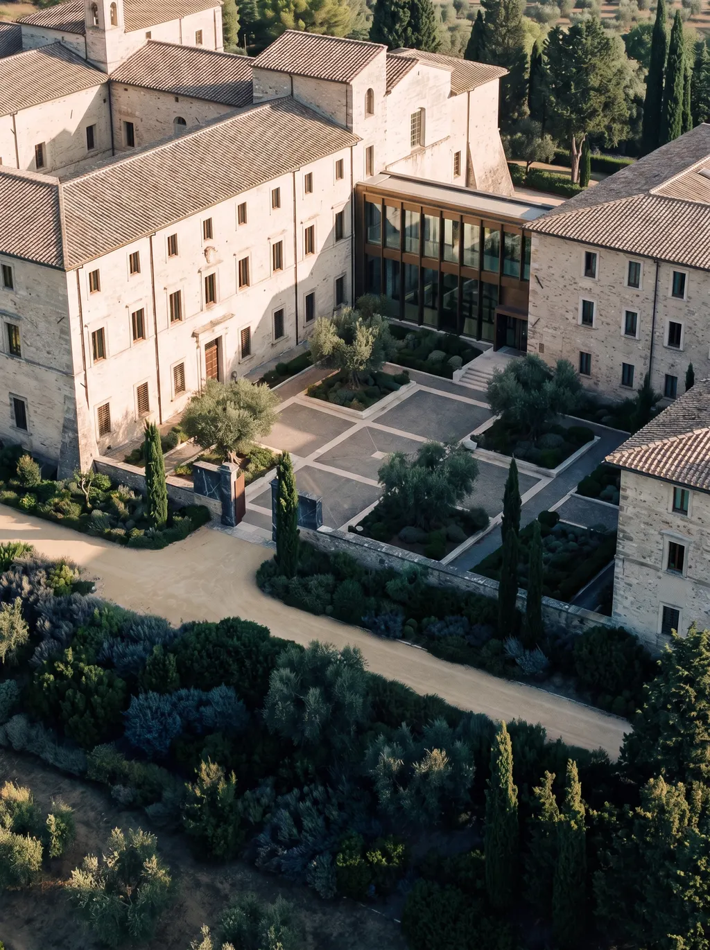 Complesso storico con più edifici e corte centrale